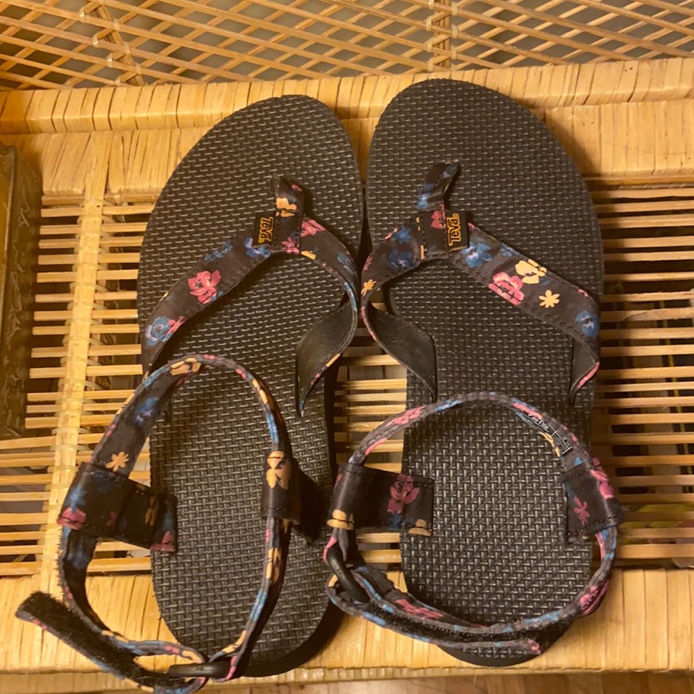 Like new floral Teva platform sandals